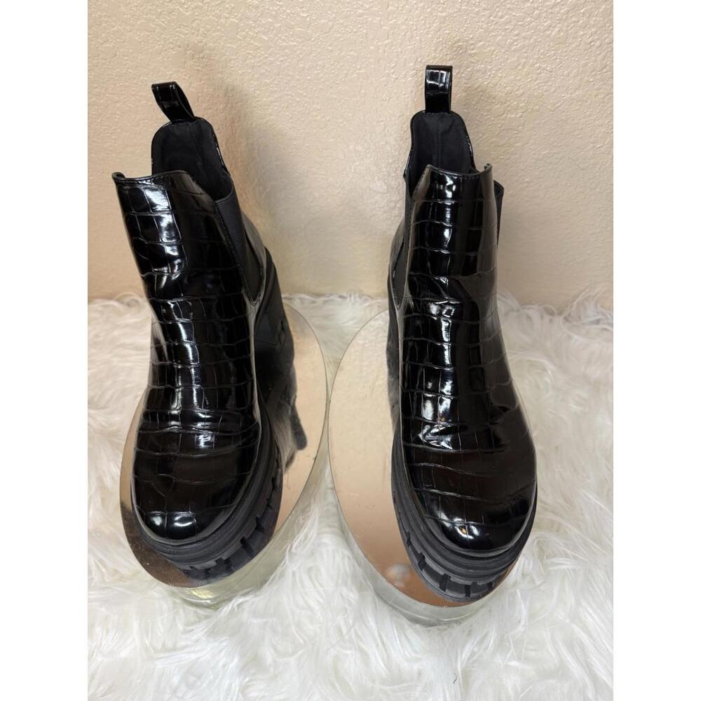Forever 21 Womens‎  black croc-embossed Sz 7.5 platform or lug-sole boots Chunky